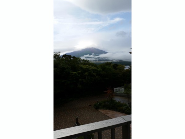 客室から見た、山中湖越しの富士山