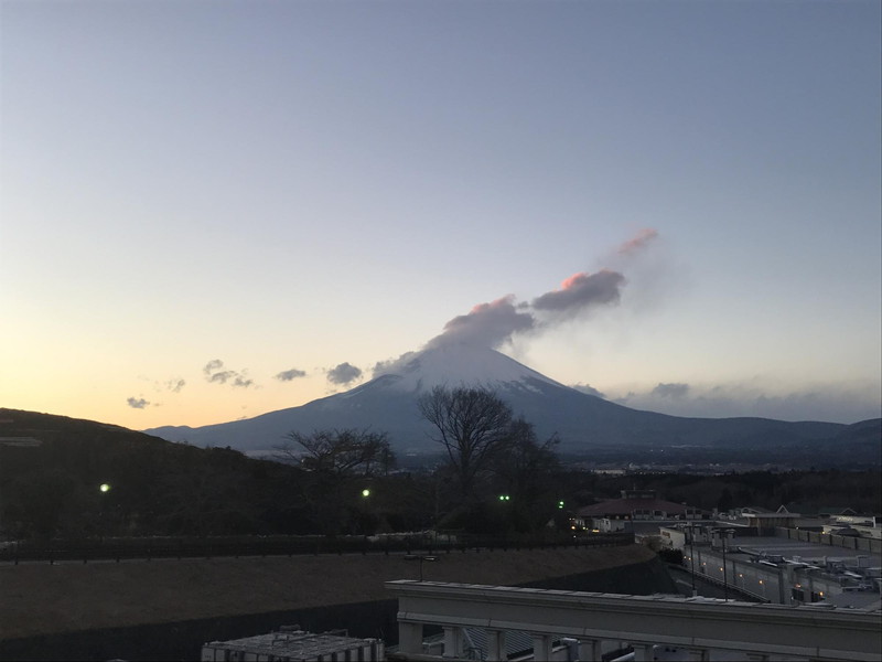 御殿場プレミアム・アウトレット 立体駐車場から愛犬と眺めた夕暮れの富士山
