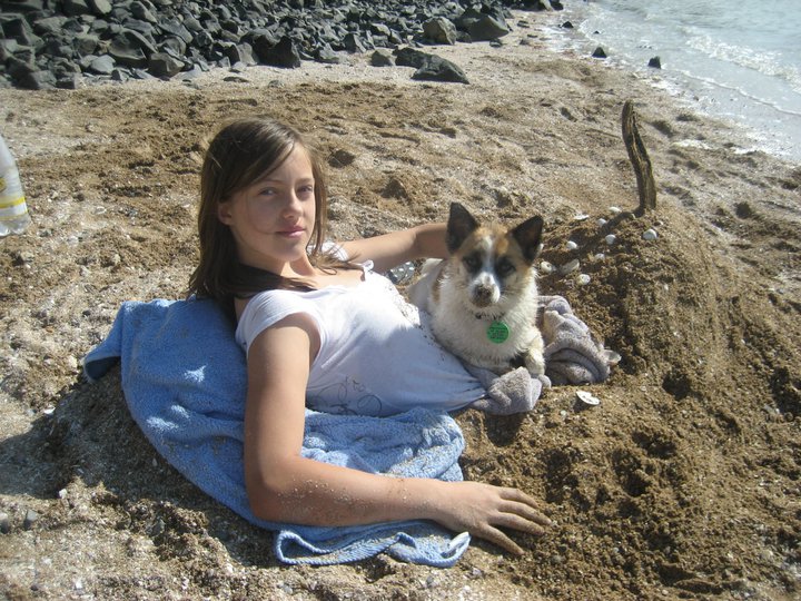 トリクシーの大好きなお姉さん、マークの娘のアリーシャと、サムナービーチで一緒にくつろぎます。