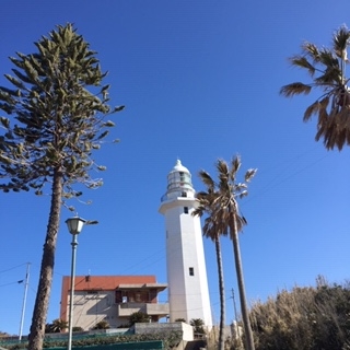 青空に映える白い灯台